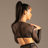 Riviera Mesh Top Schwarz von KYNX: langärmeliges Netz-Crop-Top am Model, Rückansicht