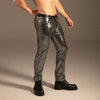 Glamour Glow Hose Silber von KYNX: silberfarbener Hose mit geradem Bein, Seitenansicht