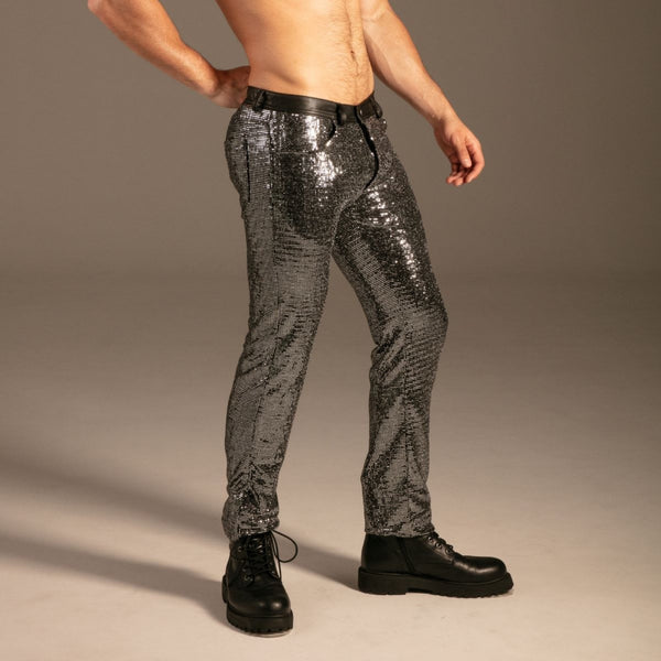 Glamour Glow Hose Silber von KYNX: silberfarbener Hose mit geradem Bein, Seitenansicht