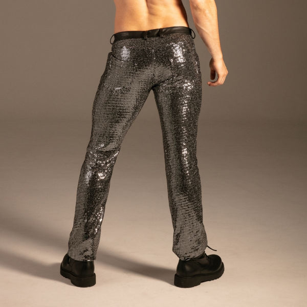 Glamour Glow Hose Silber von KYNX: silberfarbener Hose mit Gesäßtaschen, Rückansicht am Model