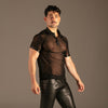 Sheer Mesh Polo Schwarz von KYNX: Mesh Polo mit Kragen und abgesetzten Ärmelabschlüssen, Seitenansicht am Model