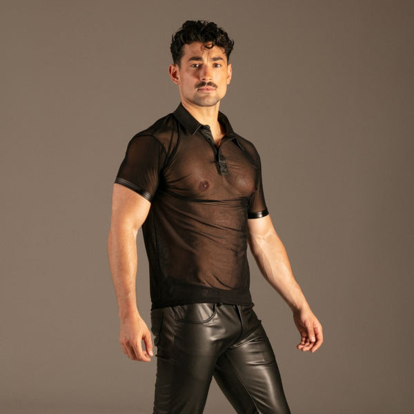 Sheer Mesh Polo Schwarz von KYNX: Mesh Polo mit Kragen und abgesetzten Ärmelabschlüssen, Seitenansicht am Model