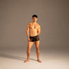 Sheer Mesh Zip-Trunks Schwarz von KYNX: schwarzer Mesh Boxer für Herren mit Reißverschluss, Ganzkörperansicht am Model