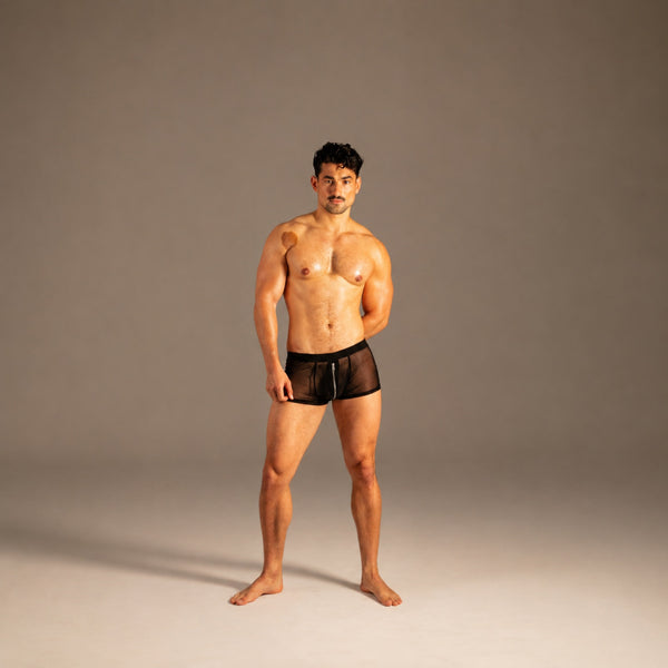 Sheer Mesh Zip-Trunks Schwarz von KYNX: schwarzer Mesh Boxer für Herren mit Reißverschluss, Ganzkörperansicht am Model