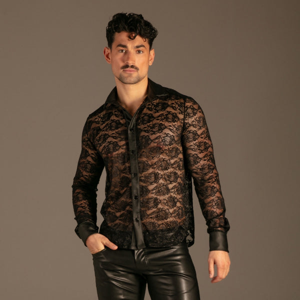 Lace Hemd Schwarz von KYNX: Spitzenhemd für Herren in Schwarz mit PU-Kragen, Vorderansicht am Model