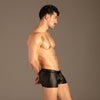 Matte PU Wetlook Zip-Trunks Schwarz von KYNX: enger matter Trunk mit Zip, Seitenansicht am Model