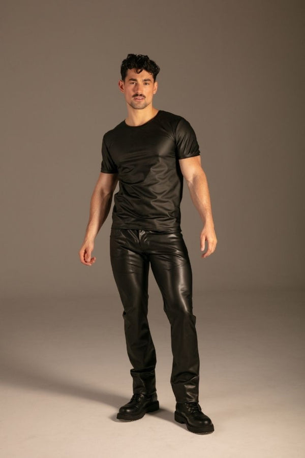 Matte PU Wetlook T-Shirt Schwarz von KYNX: Wetlook T-Shirt für Herren in Schwarz mit Rundhals, Ganzkörper