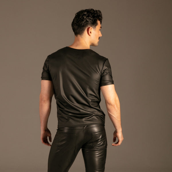 Matte PU Wetlook T-Shirt Schwarz von KYNX: glatter Rücken des matten Shirts, Rückansicht am Model