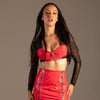 Vinyl Zip-Crop-Top Rot von KYNX: Lack-Crop-Top für Damen in Rot, Vorderansicht mit Mesh-Ärmeln am Model