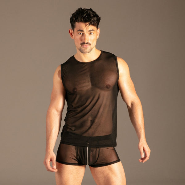 Sheer Mesh Tanktop Schwarz von KYNX: schwarzes Mesh Tanktop für Herren mit Rundhals, Vorderansicht am Model