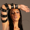PU Leather Arm-Harness mit Druckknöpfen Schwarz von KYNX: spiralförmige Bänder mit Druckknöpfen am Arm, Detail am Model