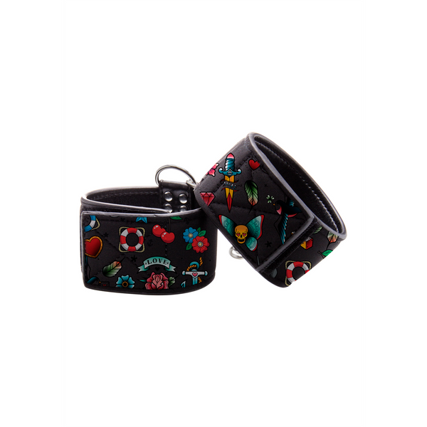 Schwarze extravagante Handfesseln mit kunstvollem Altschul Tattoo Druck von Ouch! by Shots – Ansicht 4