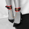 Rote verstellbare Manschetten mit modischem Metallfinish von Ouch! by Shots