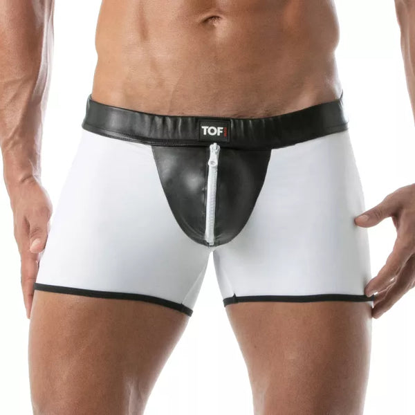 Weißes verführerisches Shorts Modell mit fetisch Akzenten von TOF Paris