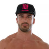 Schwarz neonpinke Circuit Cap im urbanen Streetstyle von TOF Paris