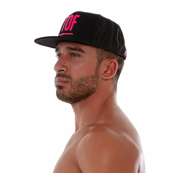 Schwarz neonpinke Circuit Cap im urbanen Streetstyle von TOF Paris – Ansicht 2