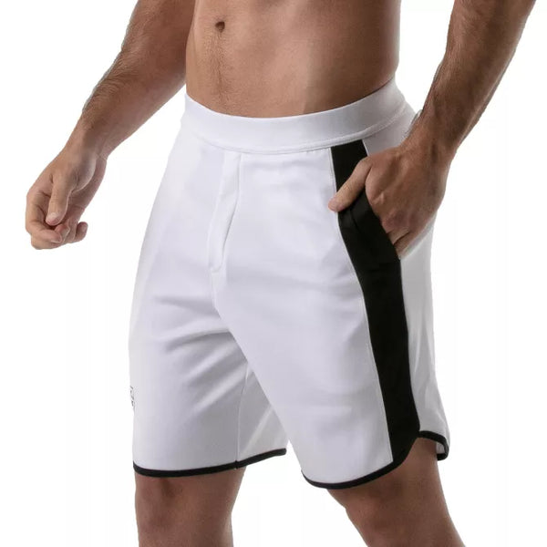 Weißes verführerisches Shorts Modell mit seidigem Glanz von TOF Paris
