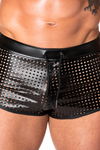 Perforierte Kunstleder-Shorts mit elegantem Strukturdesign von Noir Handmade Men – Ansicht 9