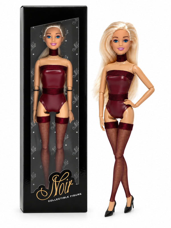 Sammlerpuppe Barely Innocent Burgundy von Noir Handmade im burgunderfarbenen Body mit Choker und transparenten halterlosen Strümpfen, neben ihrer Sammlerbox