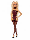 Sammlerpuppe Barely Innocent Burgundy von Noir Handmade im burgunderfarbenen Body mit Choker und transparenten halterlosen Strümpfen, in Pose