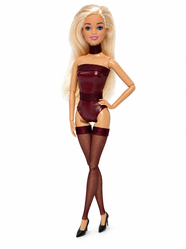 Sammlerpuppe Barely Innocent Burgundy von Noir Handmade im burgunderfarbenen Body mit Choker und transparenten halterlosen Strümpfen, in Pose
