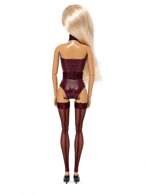 Sammlerpuppe Barely Innocent Burgundy von Noir Handmade im burgunderfarbenen Body mit Choker und transparenten halterlosen Strümpfen, Rückansicht