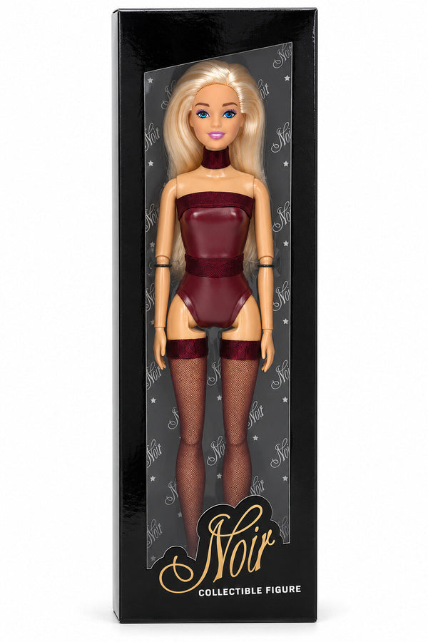 Sammlerpuppe Barely Innocent Burgundy von Noir Handmade im burgunderfarbenen Body mit Choker und transparenten halterlosen Strümpfen, in der Sammlerbox mit Sichtfenster